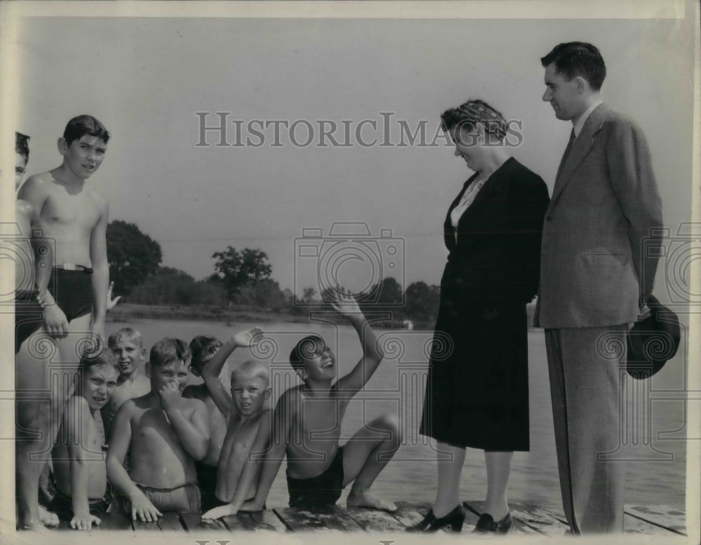 1943 Press Photo Soviet Amb. to U.S. Andrei Gromyko & wife visit kids camp, FL - Historic Images