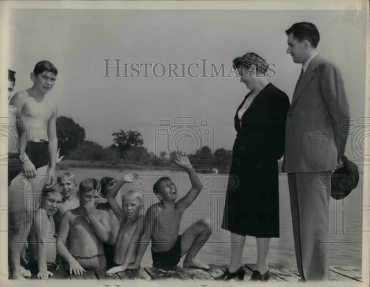 1943 Press Photo Soviet Amb. to U.S. Andrei Gromyko & wife visit kids camp, FL - Historic Images