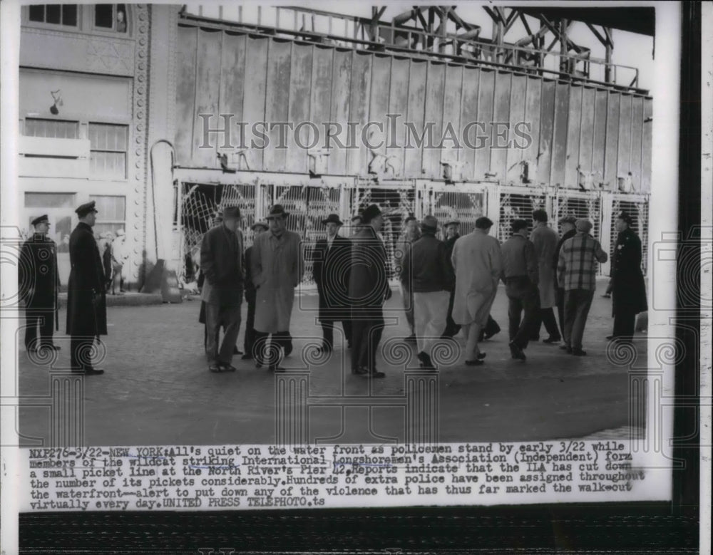 1954 Press Photo Strikers of NY Longshoremen Assn. - Historic Images