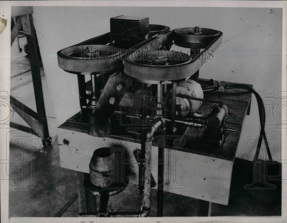 1938 Press Photo Nut Cracker Device at Univ.of California College of Agriculture - Historic Images
