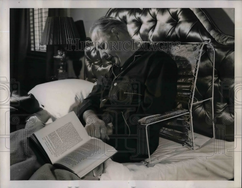 1939 Press Photo A father on a foldaway bed rest all worn out - nea33526 - Historic Images