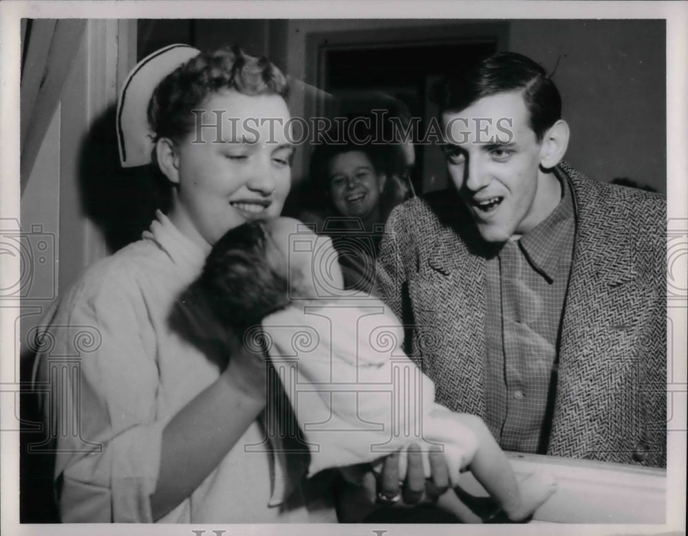 1955 Press Photo Jack Zwilling and nurse Mrs Mary Wilson with his new baby - Historic Images