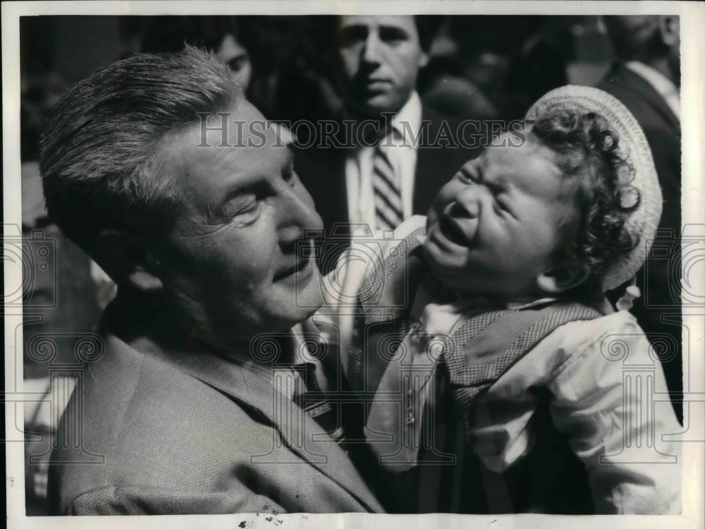 1957 Press Photo Ralph Manna &amp; his son Anthony as baby arrives from Italy - Historic Images