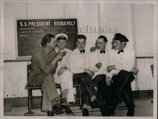 1937 Press Photo Fishermen Deck Hands & Stewards Discussing Strike - Historic Images