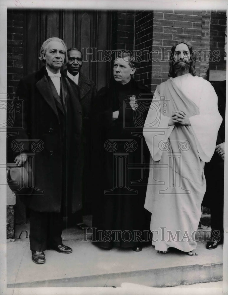 1935 Press Photo Charles W Wood for &quot;De Lawd&quot; Father Connad, P Mallon - Historic Images