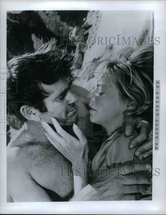 1966 Press Photo Stuart Whitan & Susannah York Star In "Sands Of The Kalahari" - Historic Images