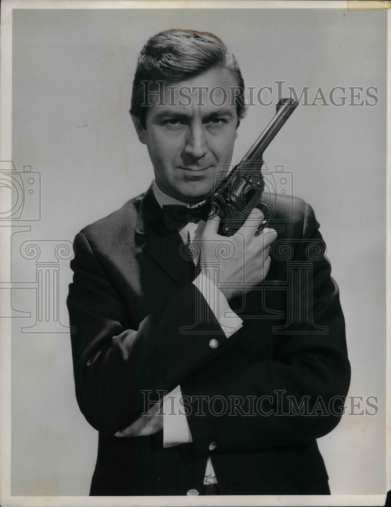 Press Photo Actor Des O&#39;Connor in a James Bond pose-Historic Images