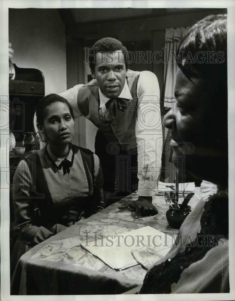 1965 Press Photo Actor Robert Hooks &amp; Claudia McNeil In &quot;Profiles Of Courage&quot; - Historic Images