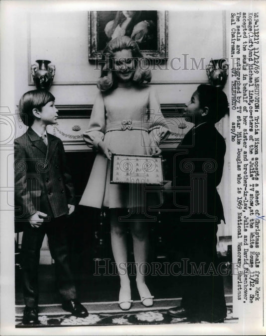 1969 Press Photo Tricia Nixon Accepts Sheet of Christmas Seals - nea33910 - Historic Images