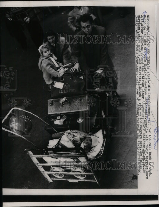 1957 Press Photo Ralph & Maria Keller handle own luggage due to strike in NYC - Historic Images