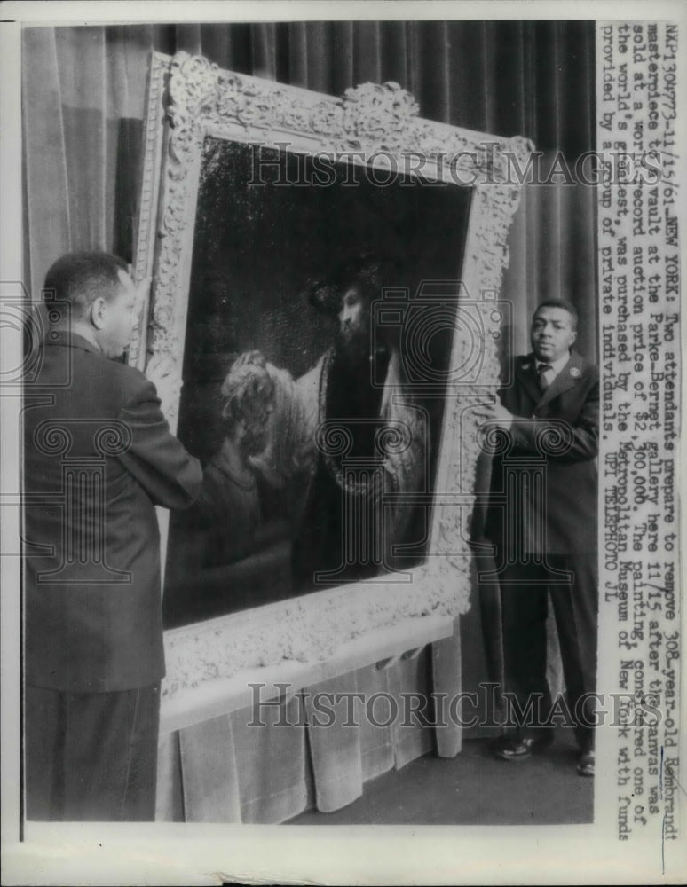 1961 Two Attendants Moving 300 Year Old Rembrandt Masterpiece - Historic Images
