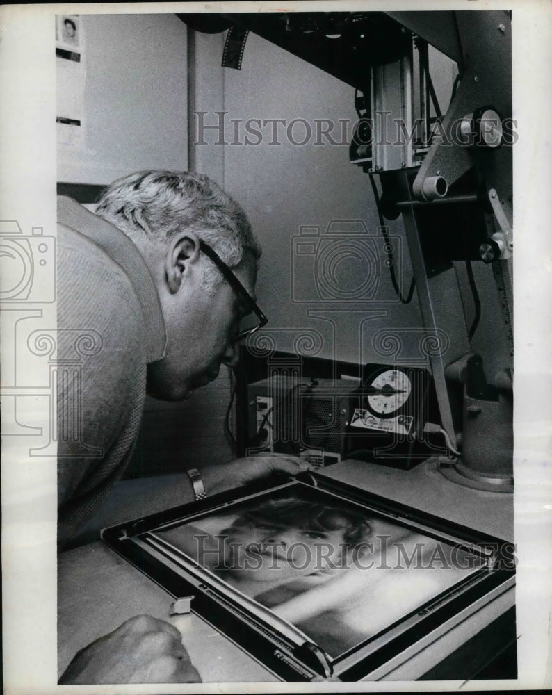 1970 Press Photo Actor George Kennedy Looking At Photograph Of Son - Historic Images