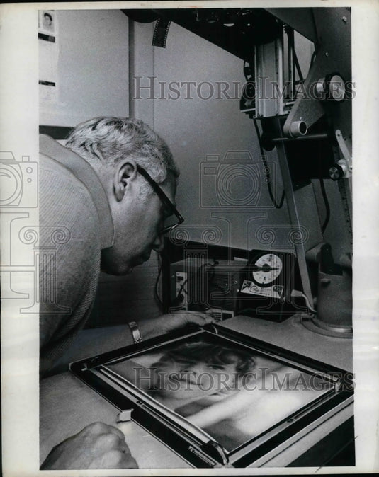 1970 Press Photo Actor George Kennedy Looking At Photograph Of Son - Historic Images