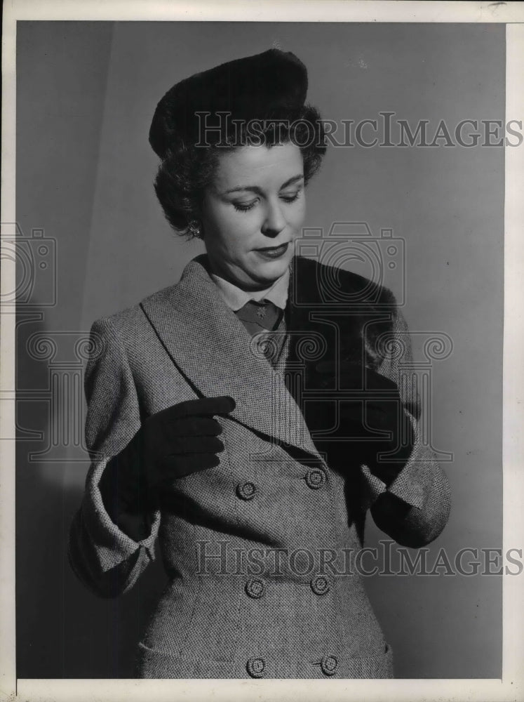 1947 Press Photo Fashion Model Modeling Turned Suit With Hat & Gloves - Historic Images