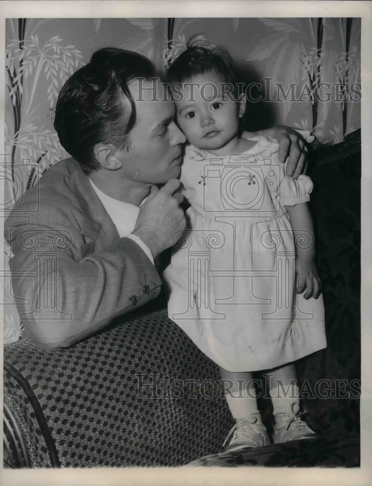 1948 Press Photo Thomas Howard And Daughter Dawn Look For Missing Mother Dorothy - Historic Images