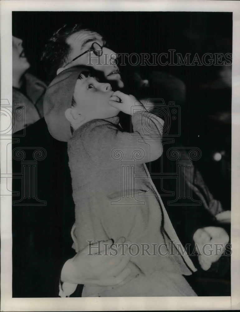 1939 Press Photo Father and Son Watch Trapeze Act Of London Circus - Historic Images