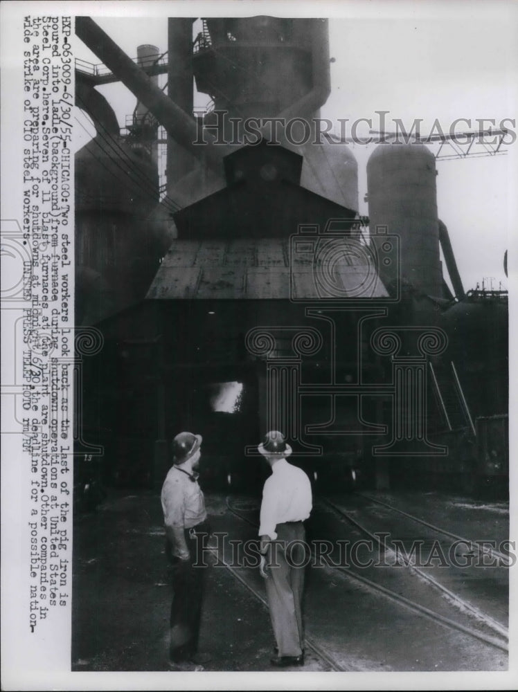 1955 Press Photo Steel Workers Looking Back At Last Of Pig Iron Before Shutdown - Historic Images