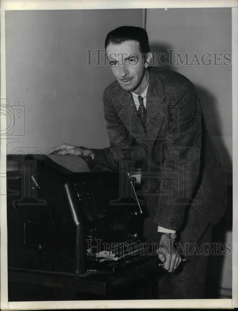1937 Press Photo J.M. Linane Standing Near His Teletype Machine In His Office - Historic Images