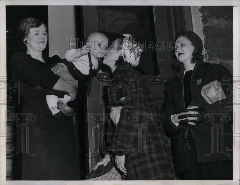 1943 Press Photo Mrs. Nonnie Andrews,Mrs.Imogene Jackson,Mrs. Nora Crick - Historic Images
