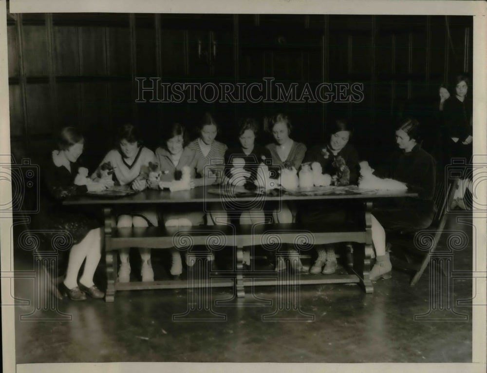 1928 Press Photo U of Penn co-eds make toys for Christmas charities - Historic Images