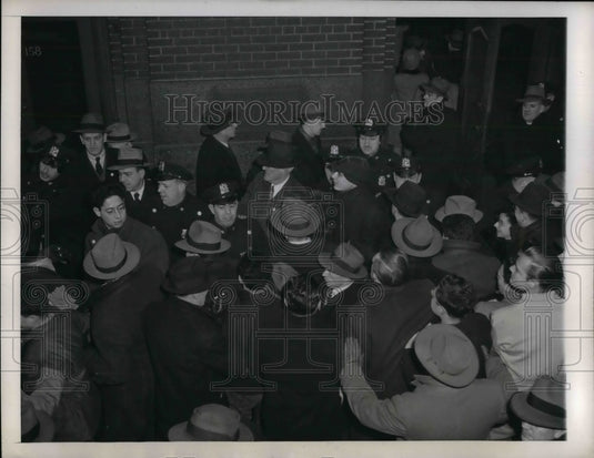 1946 Press Photo Police break up crowds at Western Union Building-Historic Images
