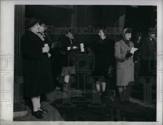1946 Press Photo Street solicitation for Western Union Strikers in New York - Historic Images