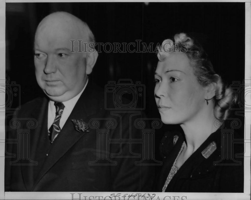 1940 Press Photo Dallas Eagan with the &quot;Gun Girl&quot; he&#39;s defending in San - Historic Images