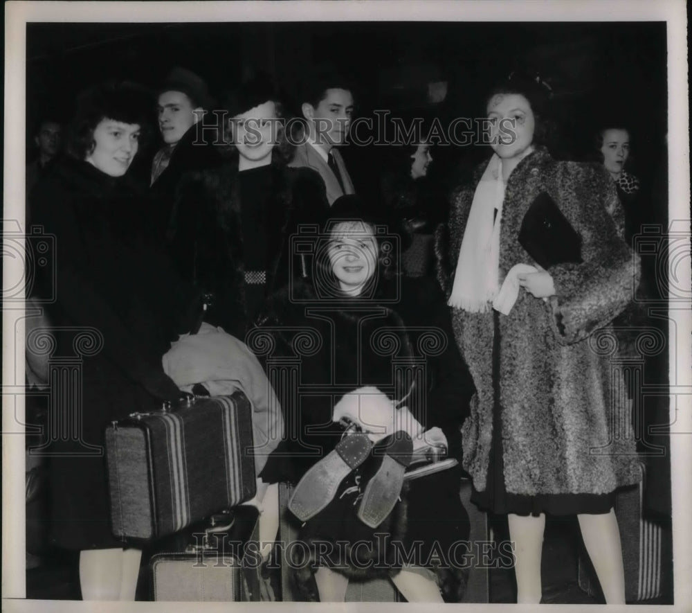 1941 Press Photo Ann Lefevre,Anne Pray,Bernice Jones At Dartmouth College - Historic Images