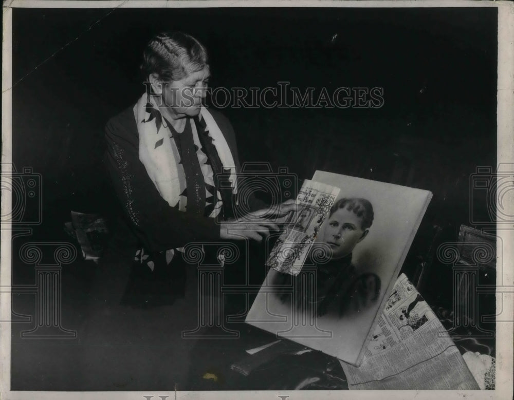 1938 Katherine Elizabeth Schaffer Euler Holding Photograph Of Aunt - Historic Images