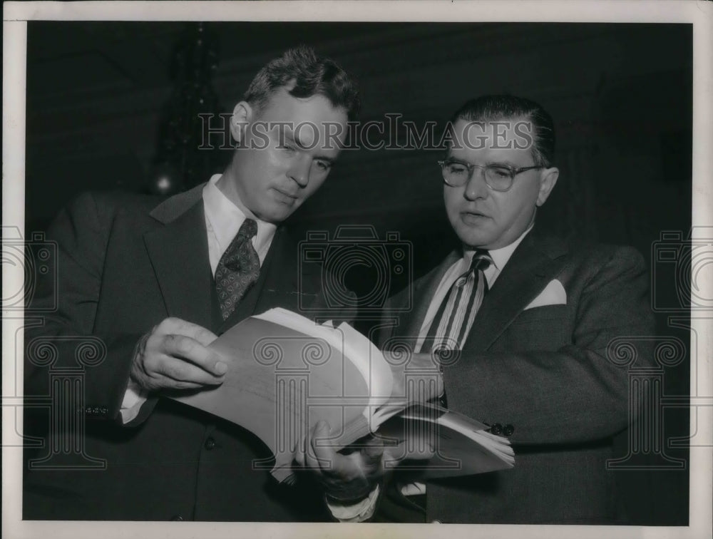 1952 Press Photo Investigator William Ellis &amp; Accounting Officer viewing papers-Historic Images