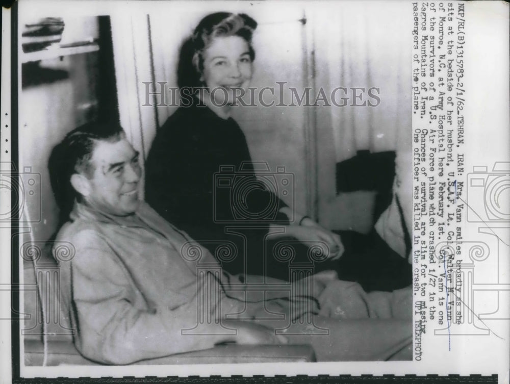 1962 Press Photo Mrs Vann at bedside of husband USAF Lt Col Walter M Vann - Historic Images