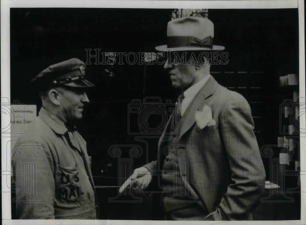 1935 Press Photo Burl Villers Tells Postmaster F.H. Waldeck Details Of Robbery - Historic Images