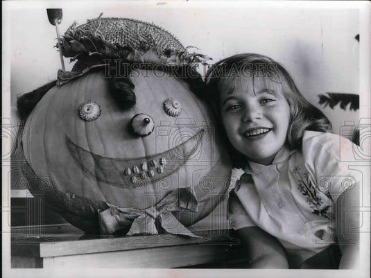 1963 Candy Hammer, 8 yr old 3rd grader at Chippewa School in - Historic Images