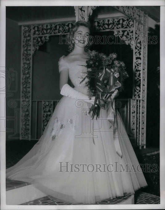 1953 Press Photo Dorothy Sullivan "Sweetheat for N-S All Star football" - Historic Images