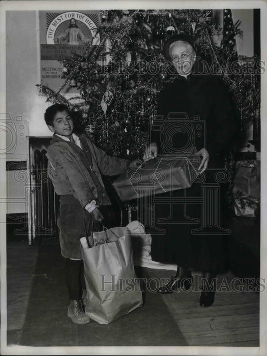 1933 Press Photo Col. Clara Van Der Scouw, Carmello Tinero - nea34545 - Historic Images