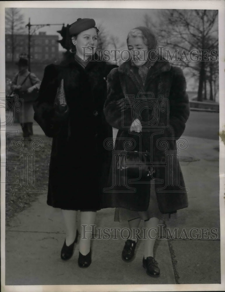 1944 Hazel Belbin, 25, blind, walks with a friend in New York City - Historic Images