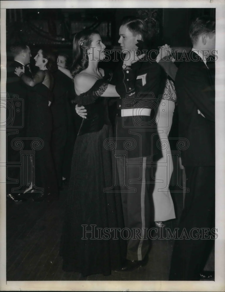 1943 Debutante Cotillion of the N.Y. Infirmary for Women &amp; Children. - Historic Images