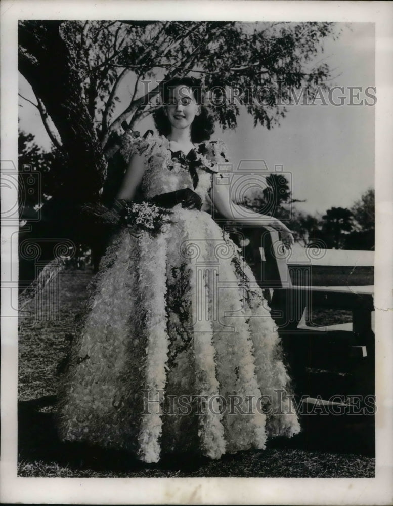 1940 Norma Lee Ewers in gown made of grapefruit membranes - Historic Images