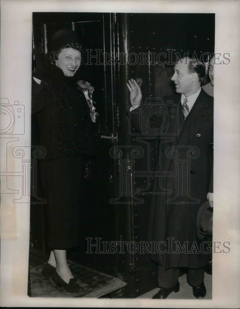 1938 Orchestra leader Val Ernie &amp; Mrs Chauncey Woodworth - Historic Images