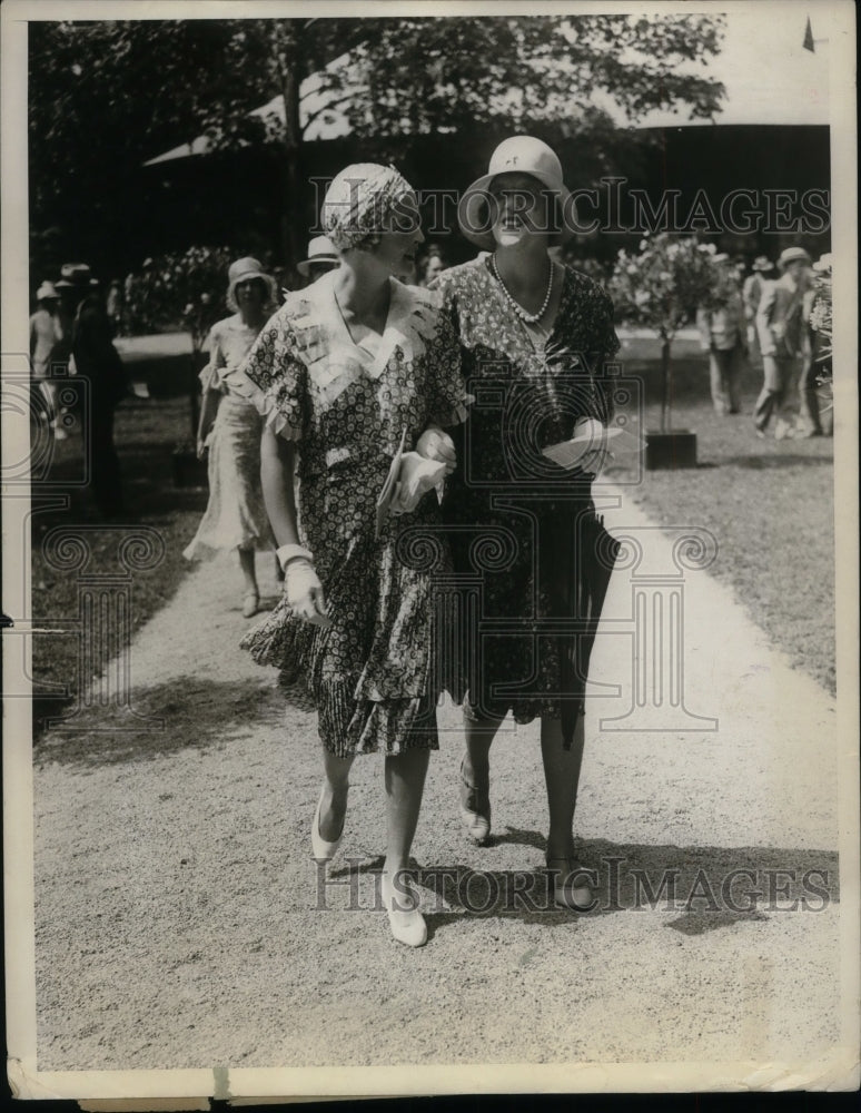 1930 Press Photo Mrs. John Wentworth, Mrs. Charles Amory at Saratoga Races in NY - Historic Images