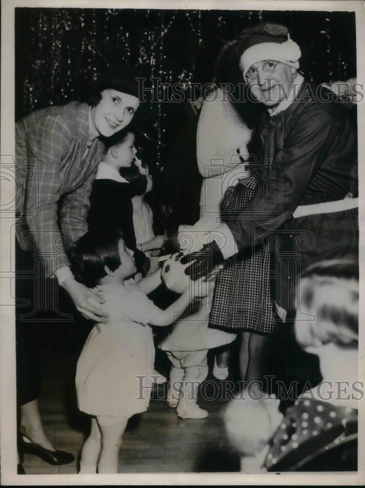 1935 Kay T Dunlap &amp; children at Xmas party at Pinehurst N.C. - Historic Images