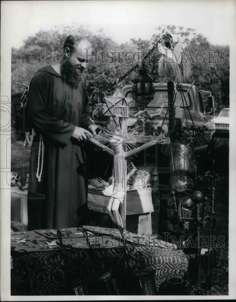 1968 Father Charles Hammer and his Milwaukee, Wis art display - Historic Images