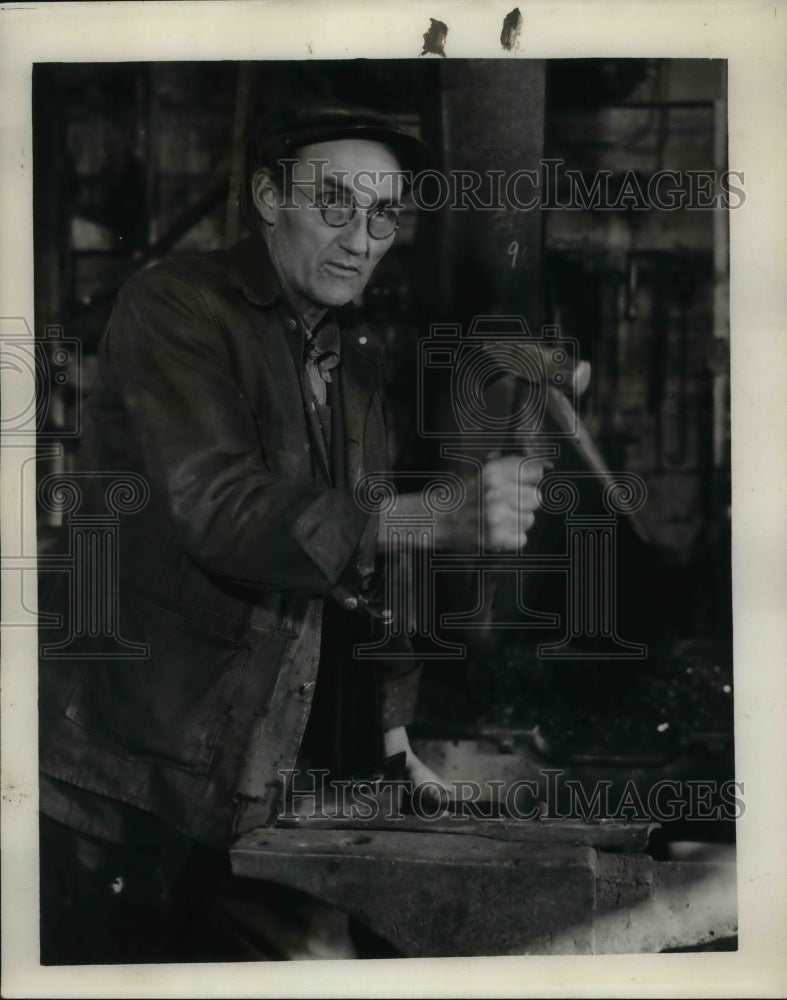 1933 Press Photo Mr E.J Meyers in his Omaha workshop - Historic Images