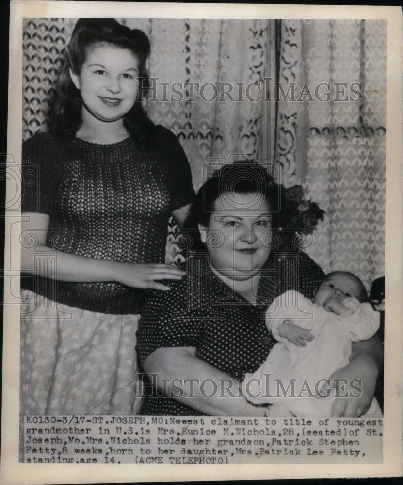 1949 Press Photo Youngest grandmother Mrs E Nichols, age 28 & kids - nea34736 - Historic Images