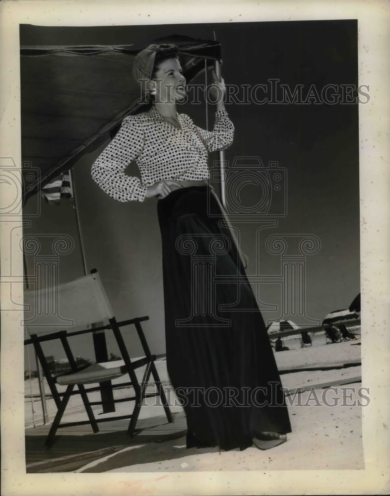 1941 Press Photo Franes Donelon, Modeling Outfit on Atlantic Beach - Historic Images