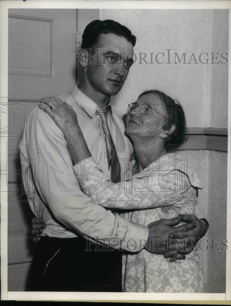 1936 Press Photo William O. Dulin with Mother Mrs. Ida Dulin, Wrongly Convicted - Historic Images