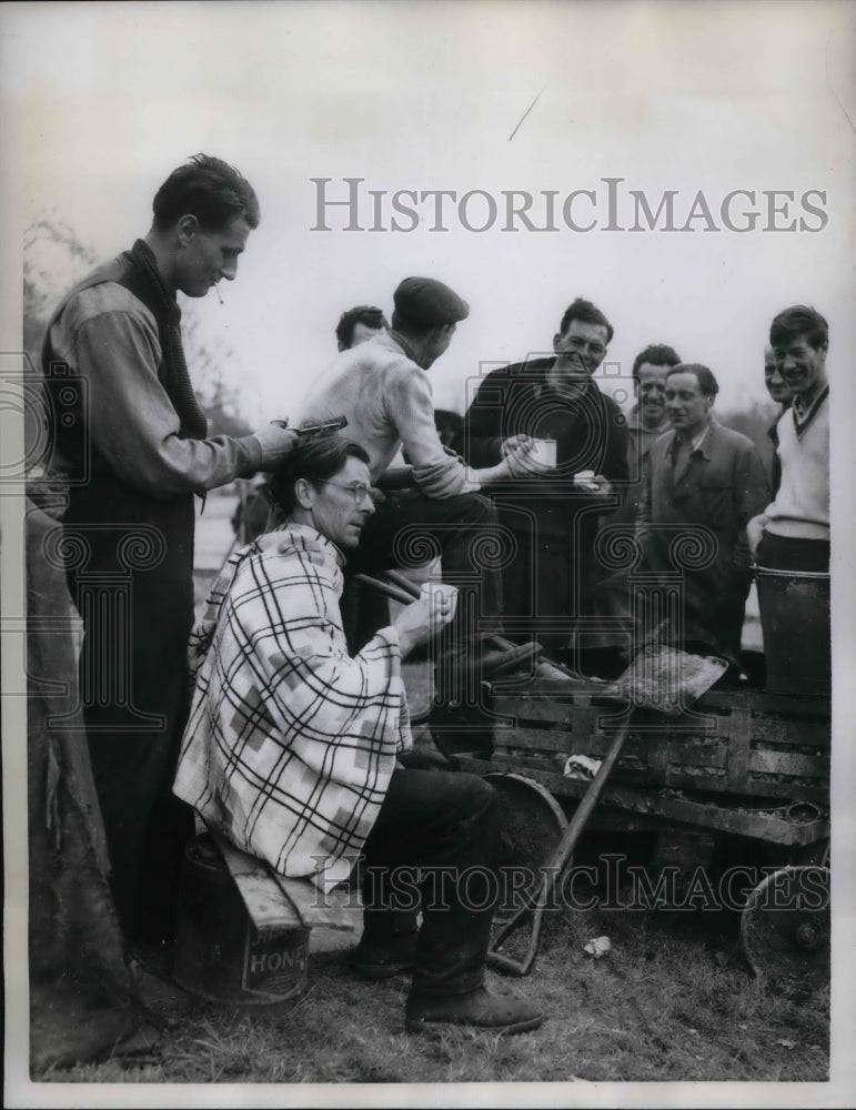 1959 Barber Ed Sugden & co worker George Quinlan in Surrey, England - Historic Images