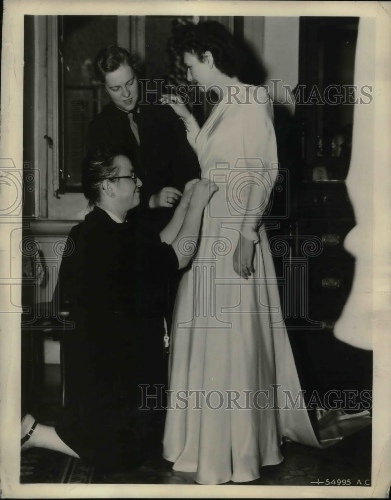 1944 Press Photo Lt Grace Smith in her wedding gown in Italy - nea34820 - Historic Images