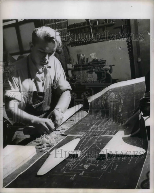 1951 Robert Weigt, At Model Masters Inc. In New York City - Historic Images