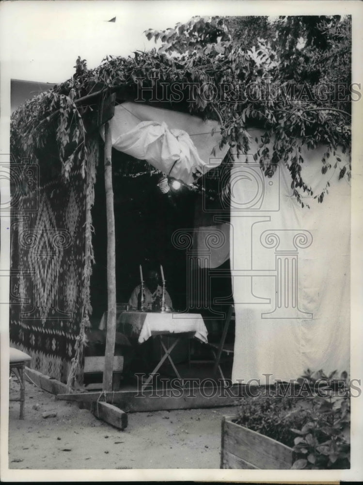 1958 Press Photo "Sukkoth" Hut Built of Leaves and Branches in Tel Aviv - Historic Images